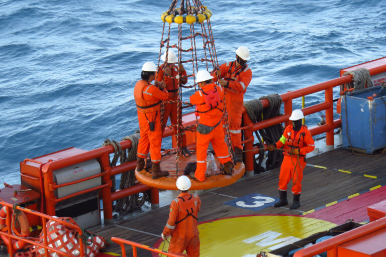 Workers,Are,Lifted,By,The,Crane,To,The,Offshore,Platform,